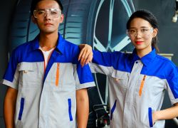 酸性工作服定做注意事項  -20年定制經(jīng)歷+個(gè)性化定制,提升企業(yè)形象  -風(fēng)華服裝值得您選擇的廠(chǎng)家